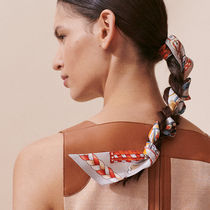Twilly 《アルネ・ドゥ・クール》 | Hermès - エルメス-公式サイト Twilly 《アルネ・ドゥ・クール》 | Hermès - エルメス-公式サイト